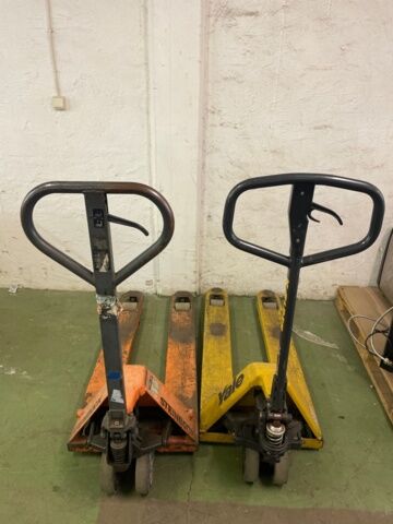 2 hand trucks, 1 is out of order transpaleta manual